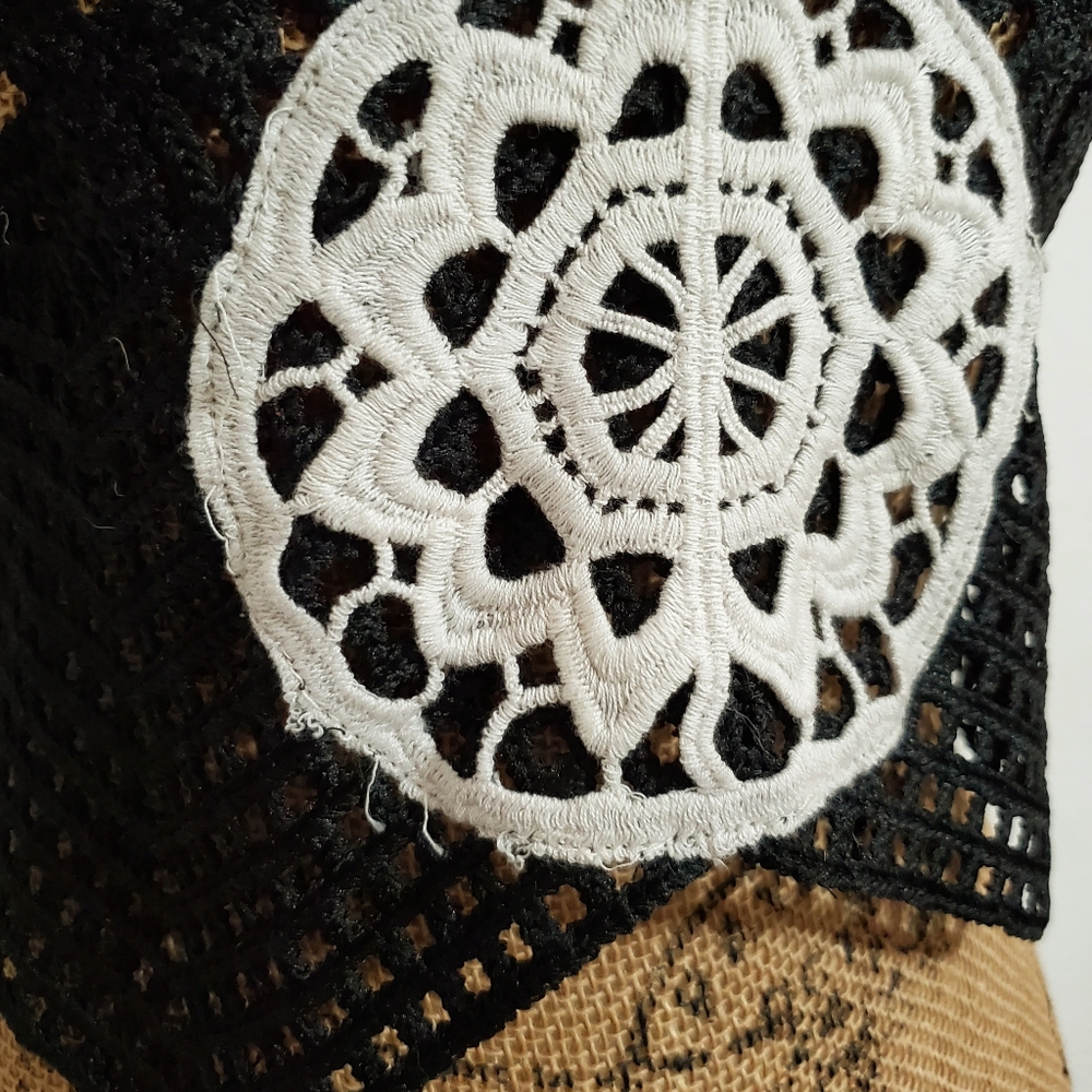 Native Rose black crocheted top white center crop lightweight NWT - Picture 3 of 8